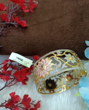 Floral Pattern Gold Bracelet – Elegant Touch